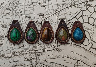 Pendentifs pierre et cuir